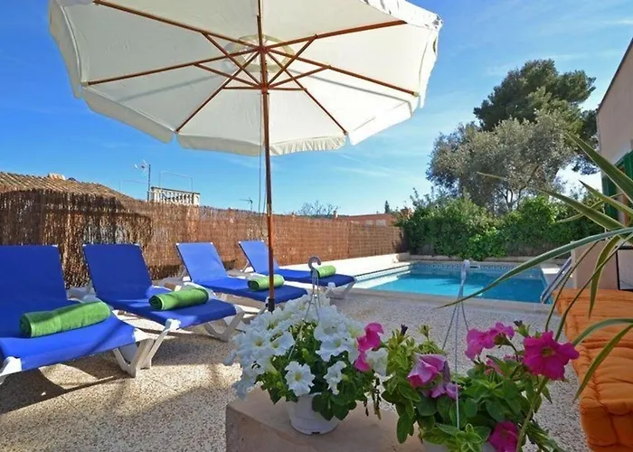 Schoene Villa Mit Pool Und Garten
