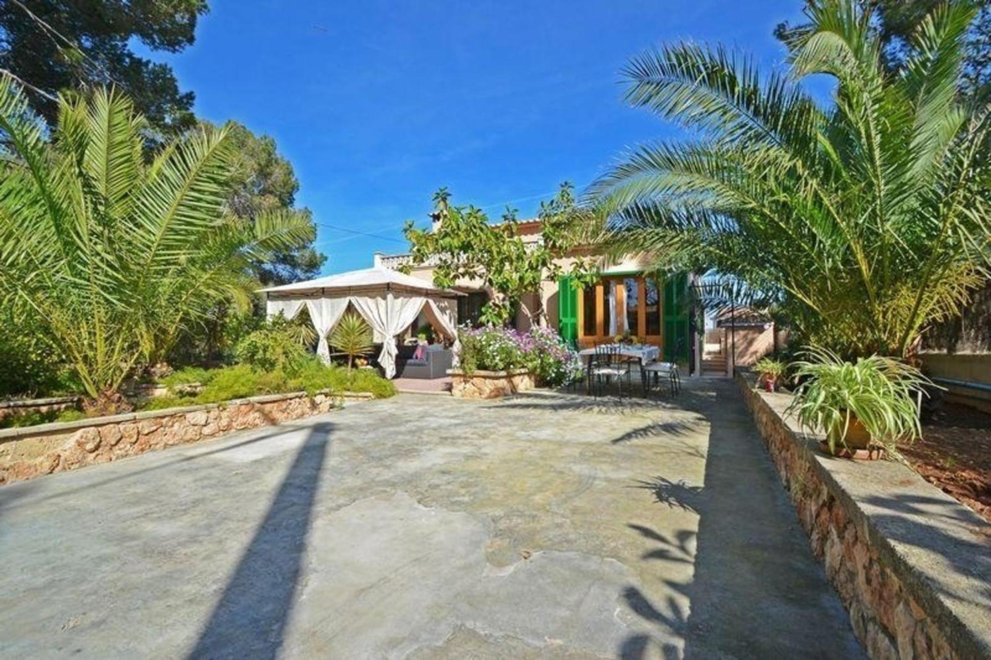 Schoene Mit Pool Und Garten