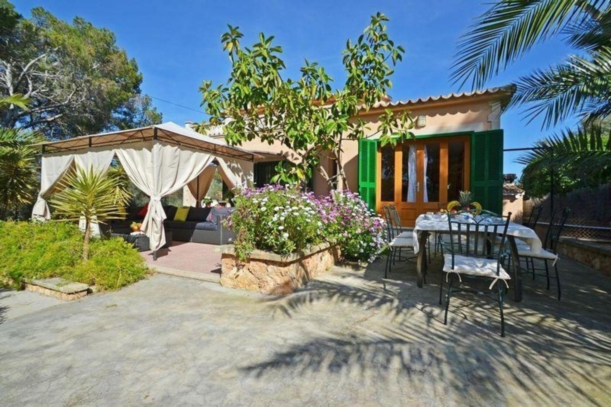 Schoene Mit Pool Und Garten Ferienhaus *